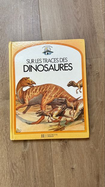 📚 Sur les traces des dinosaures – Livre vintage