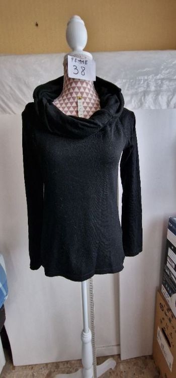 Pull, noir, col roulé, en très bon état, en polyester &viscose, longueur 59cm