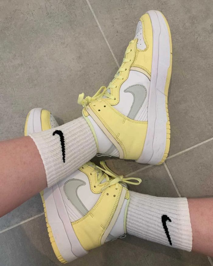 Baskets montantes Nike Dunk High Up jaune et blanc