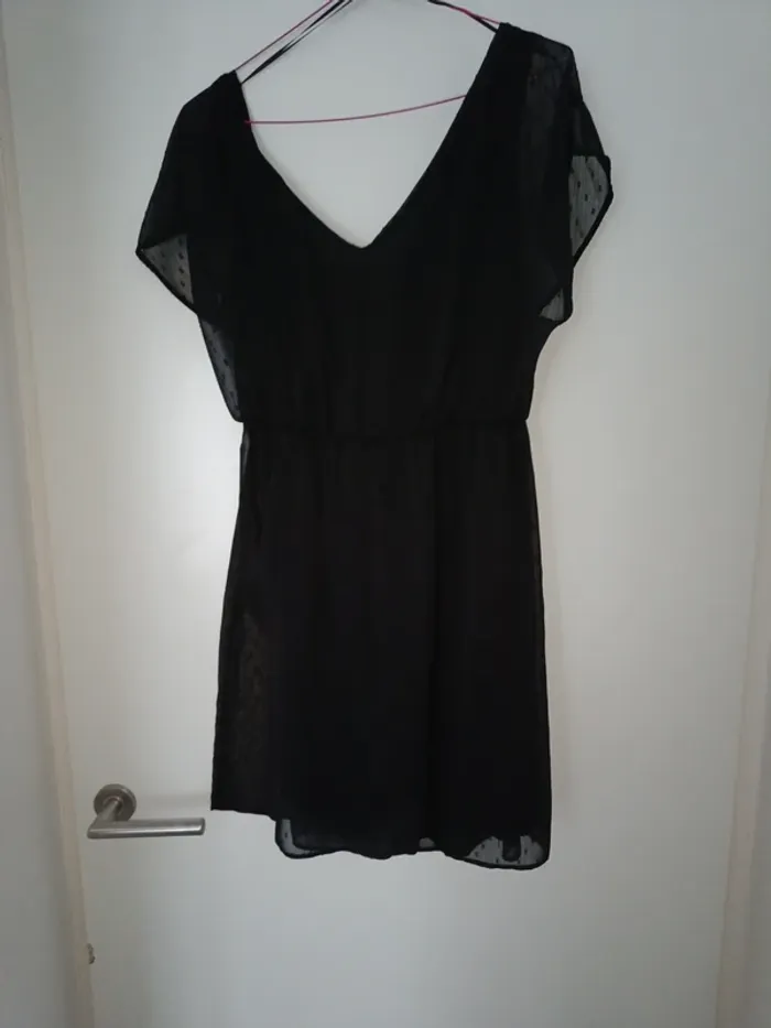 Petite robe noir Naf Naf 38 tissu plumetis col V - photo numéro 5