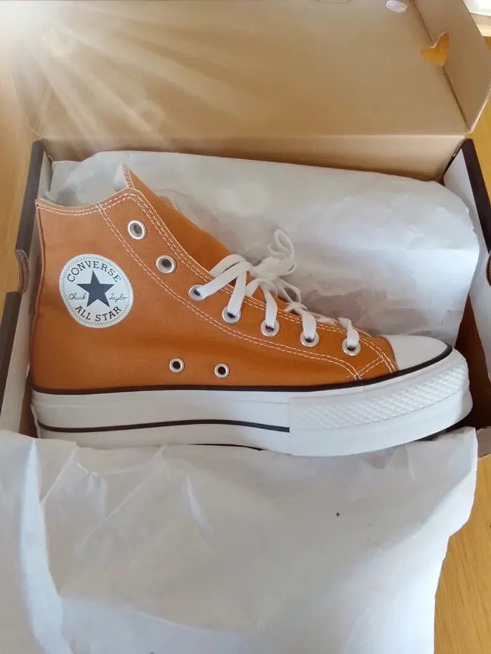Converses Plateforme Marron. Taille 39.5. Neuves - photo numéro 3