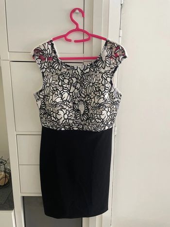 Robe noir, haut dentelle