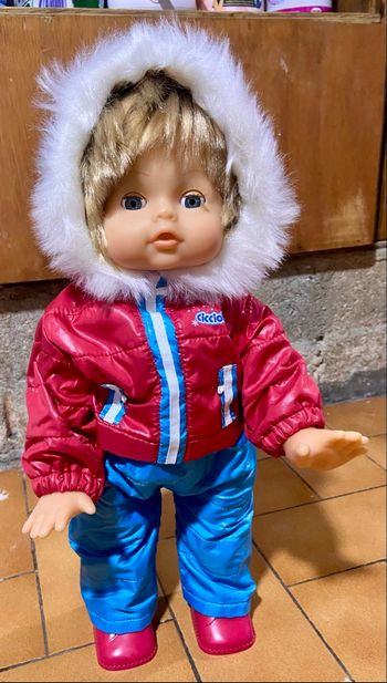 Poupon ciciobello marche dans la neige 