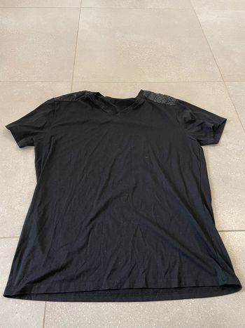 T-shirt noir taille XL, bon état mais abimé sur les épaules