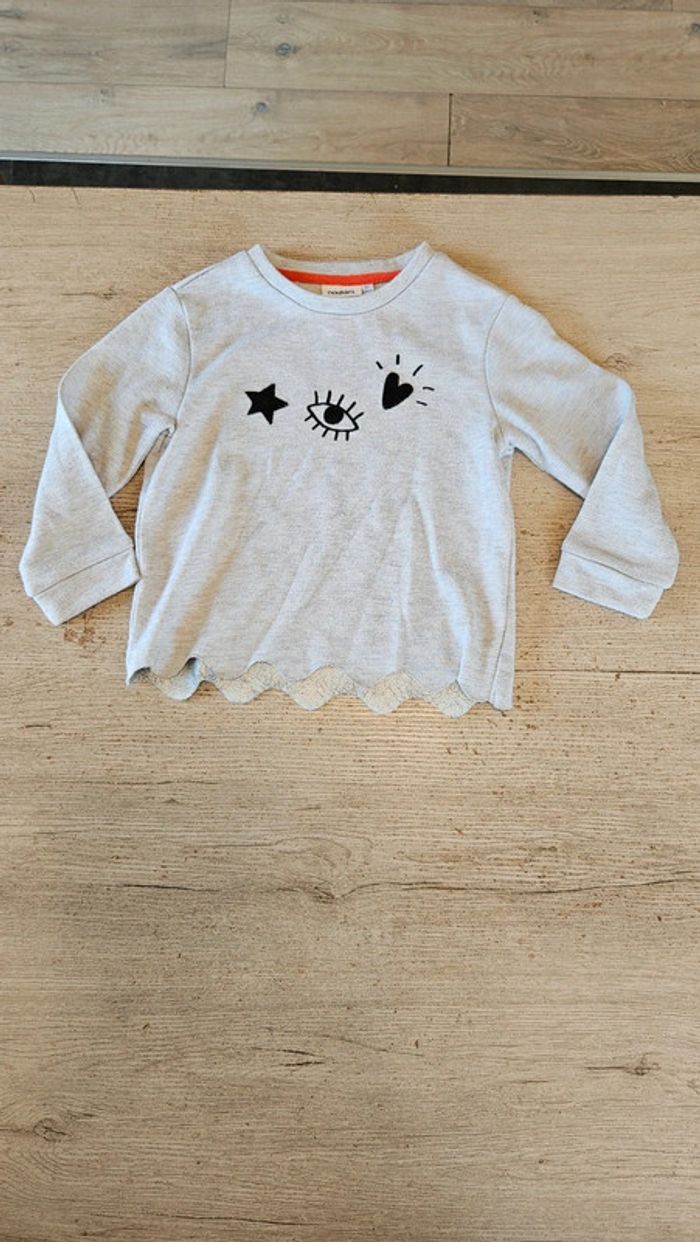 Pull léger gris clair brillant, manches longues, Noukie's, 5 ans, neuf - photo numéro 2