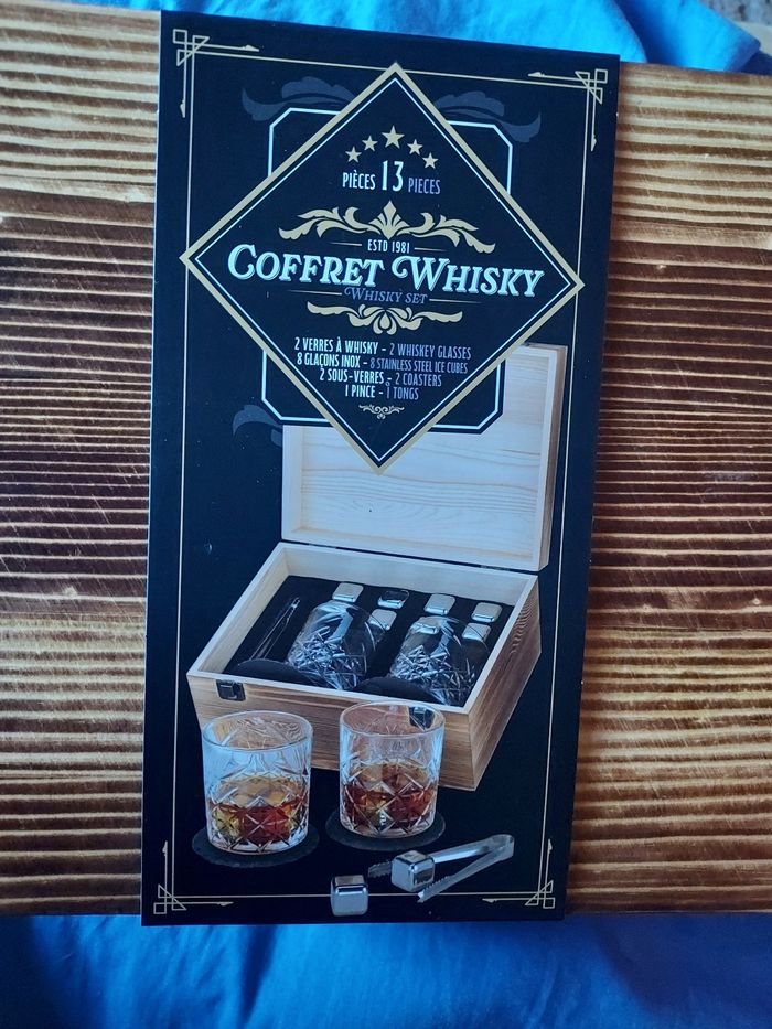 Un coffret avec verres et glaçons