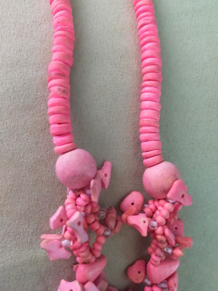 Collier ethnique rose vif en perles naturelles + grand pendentif floral nacré - photo numéro 7