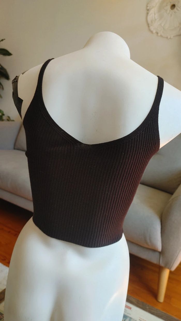 Crop top en maille brodé de fleurs décolleté noir - photo numéro 3