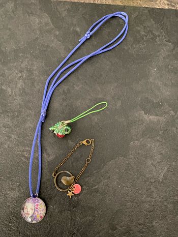 Lot collier bleu, bracelet oiseau, porte clé grenouille perles
