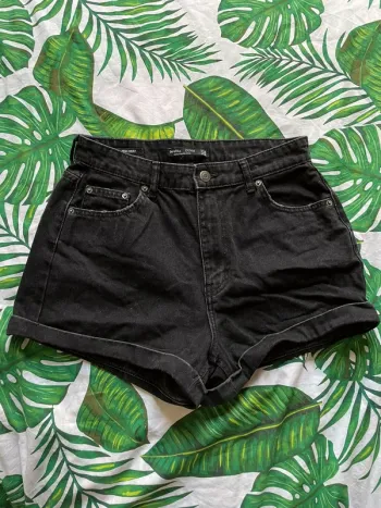 Bershka - Short jean ourlets taille haute high waist noir simple casual style délavé