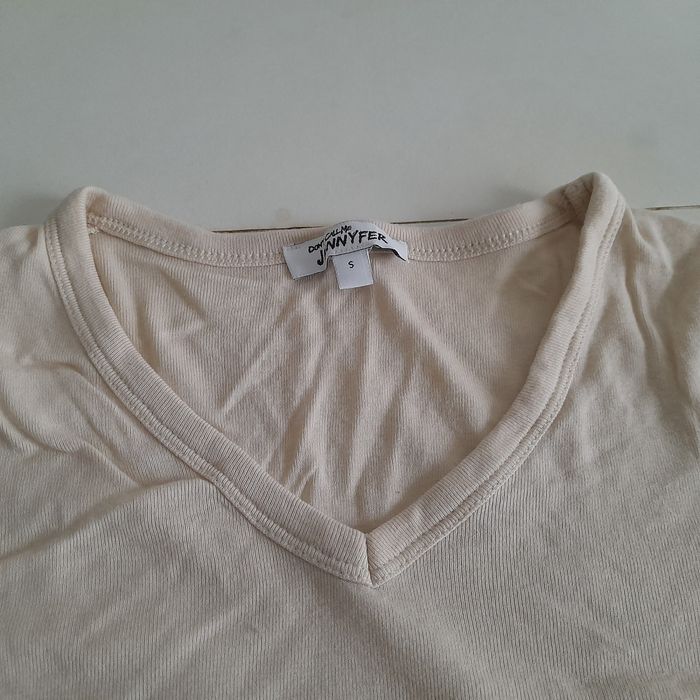 Tee shirt beige col V
