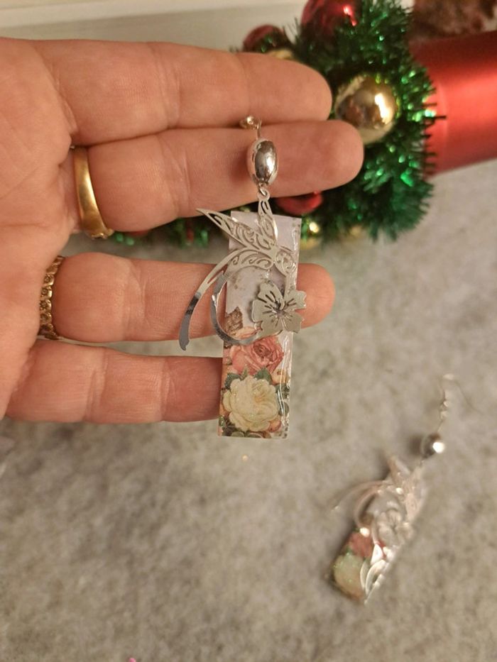 Boucles d'oreilles pendante avec pendentif florale résine - photo numéro 8