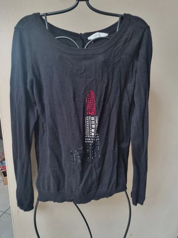 Pull fin noir avec déco 3d