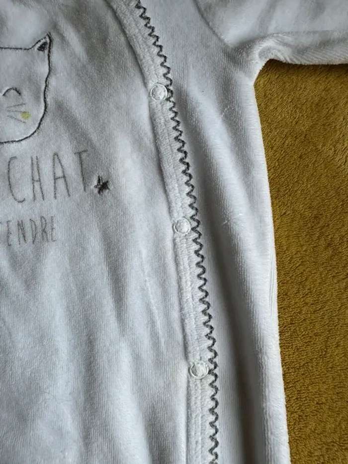 Pyjamas velours blanc  Motif petit chat  Taille 3 mois - photo numéro 6