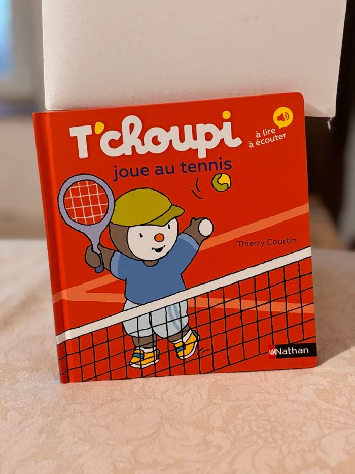 Tchoupi joue au tennis