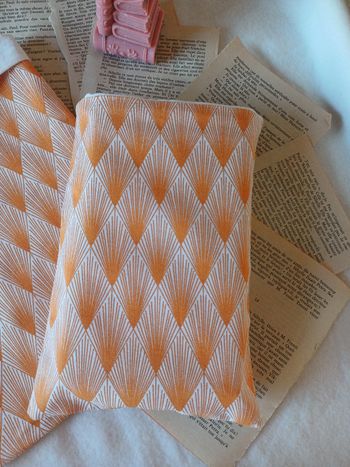 Protège livre tissu fait main – pochette pour livre de poche plumeau orange