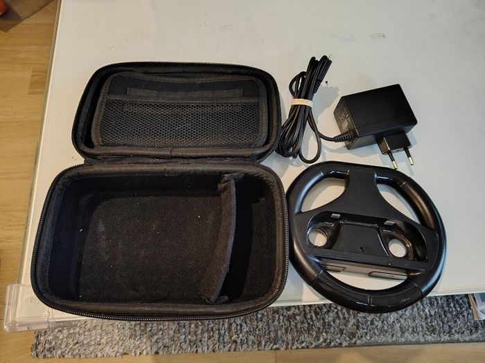 Switch avec ses accessoires - photo numéro 3