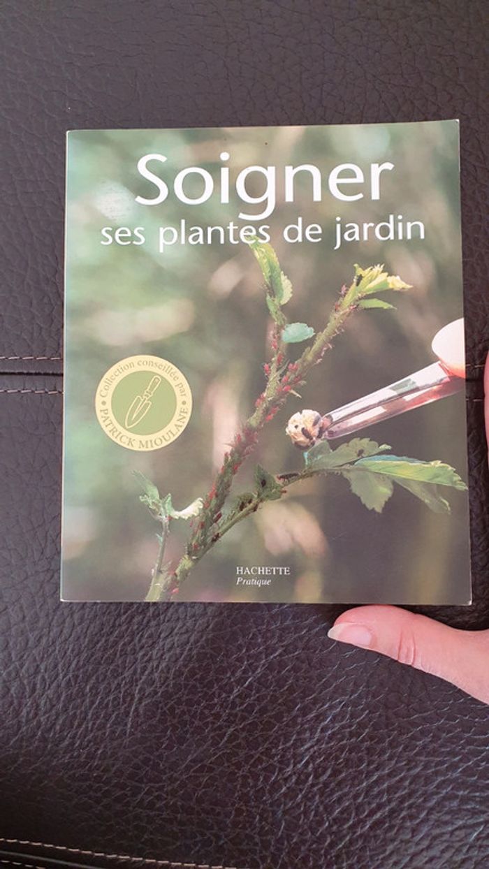 Livre " Soigner ses plantes de jardin " de chez Hachette pratique - photo numéro 2