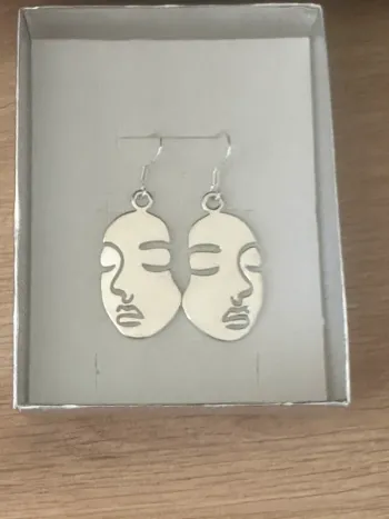Boucle d’oreille fantaisie pendante visage
