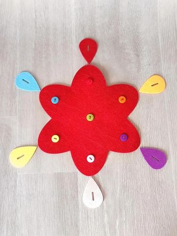 Jeu en feutrine geste du quotidien