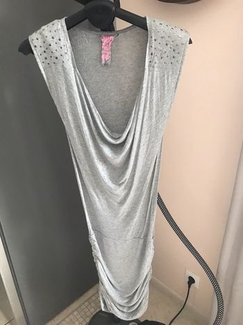 Robe grise avec clous sur épaules