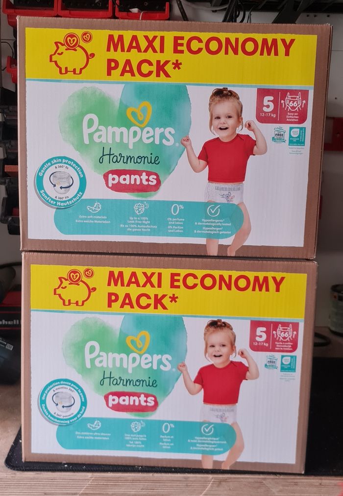 Lot de 2 cartons de couches pampers taille 5 harmonie