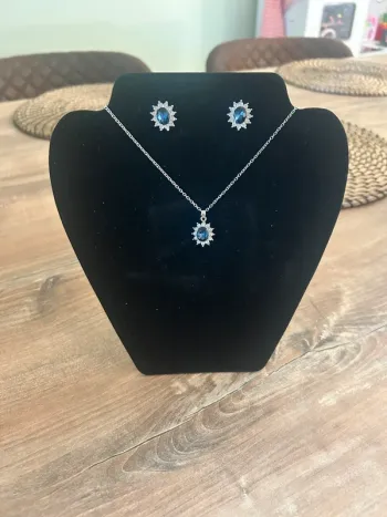 Parure collier et boucles d’oreilles  fantaisie bleu   neuf