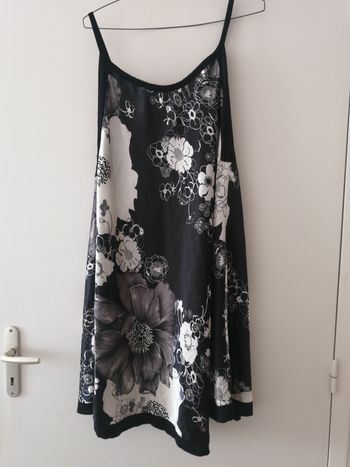 Robe noire à fleur