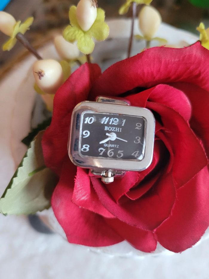 Bague montre silver rectangulaire fond noir