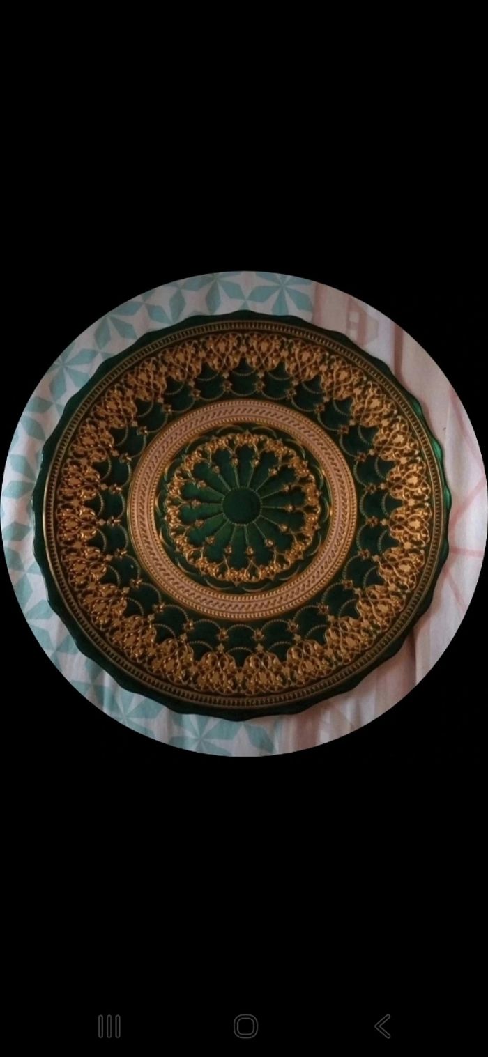 Lot de 2 assiettes une rouge et l'autre verte derrière de l'assiette couleur or diamètre 33 cm - photo numéro 3