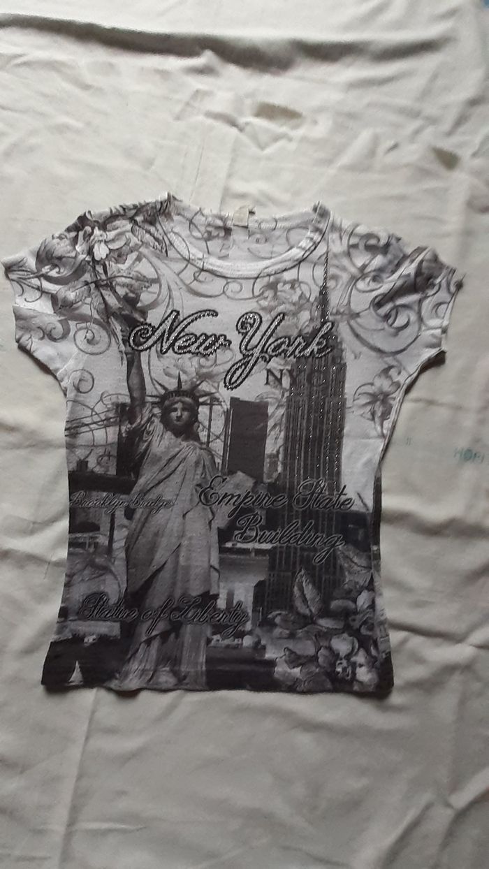 Tee-shirt blanc et gris avec strass motif New York - photo numéro 5
