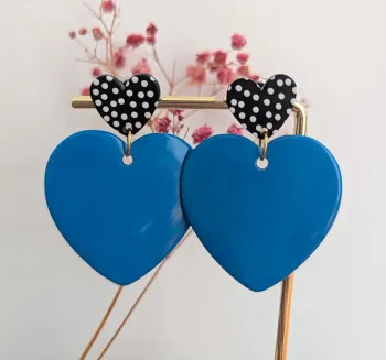 Boucles d'oreilles pendantes double coeurs bleu et noir a pois