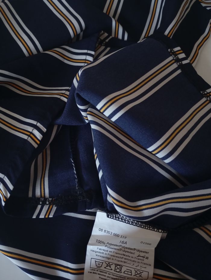 Dessus chemisier.16 ans . Manches courtes. Épaules dénudées. Polyester . Marine ,blanc et jaune .La Halle. Neuf - photo numéro 10