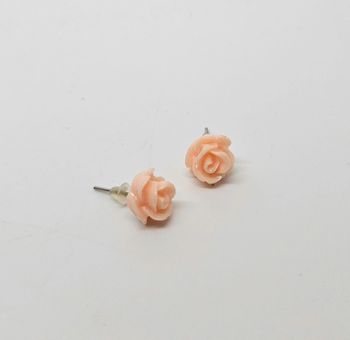 Paire de boucles d'oreilles.
Neuve.
Fleur beige