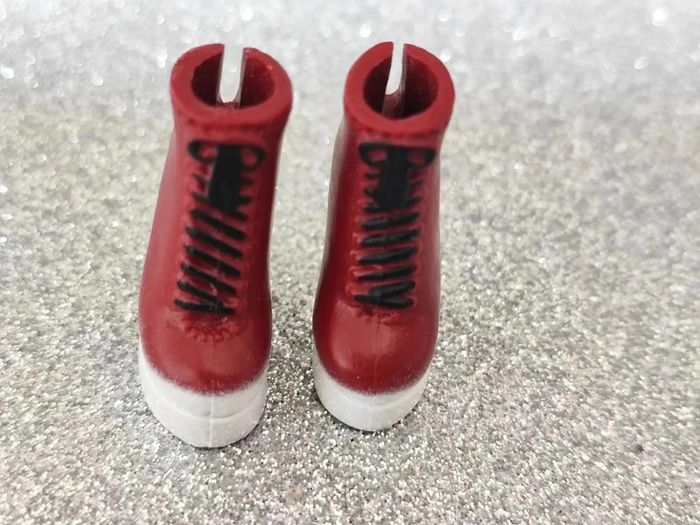 14/ chaussure Monster High bottine bordeaux/blanche