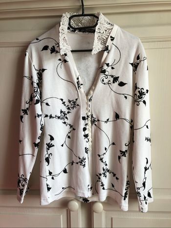Cardigans blanc avec des fleurs noirs + des épaulettes taille 38