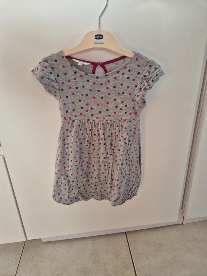 Robe grise à petit pois