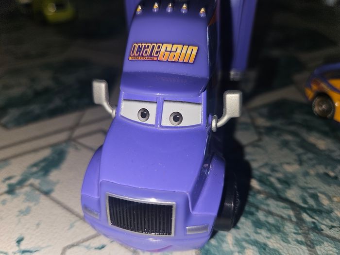 Disney Pixar Cars véhicule Camion Transporteur octane gain 19 + voiture cars - photo numéro 2