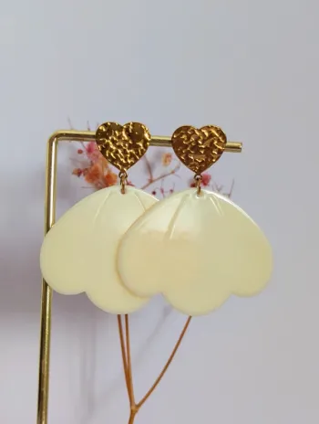 Boucles d'oreilles pendantes coeur écru doré