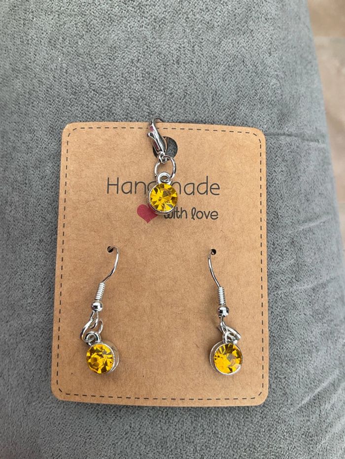 Boucles d’oreilles et breloque jaune doré neuve - photo numéro 2