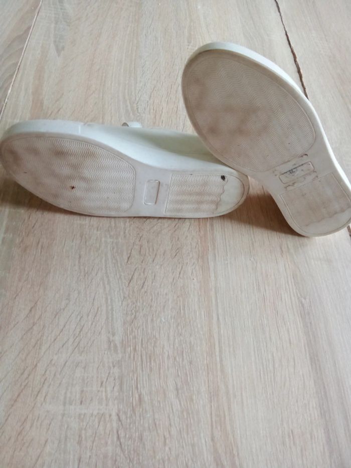 Basket blanche taille 33 à scratch et lacet avec bandes de couleurs sur un côté - photo numéro 6