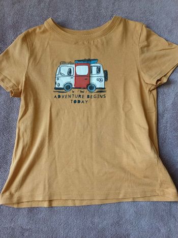 T-shirt manches courtes - Taille 6 ans. 