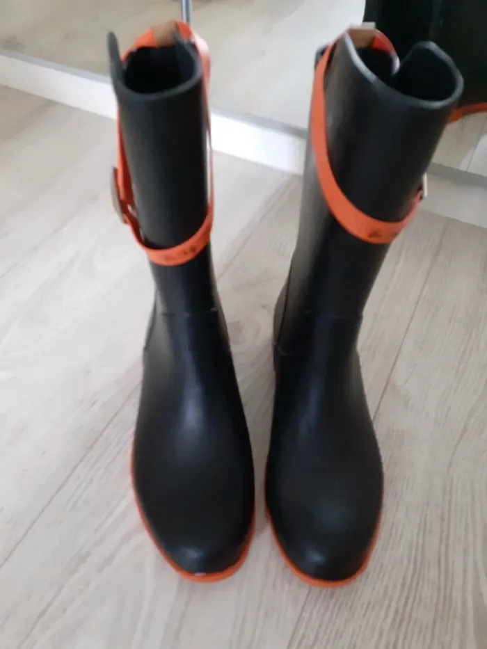 Bottes de pluie noire et rouge marque By Only.