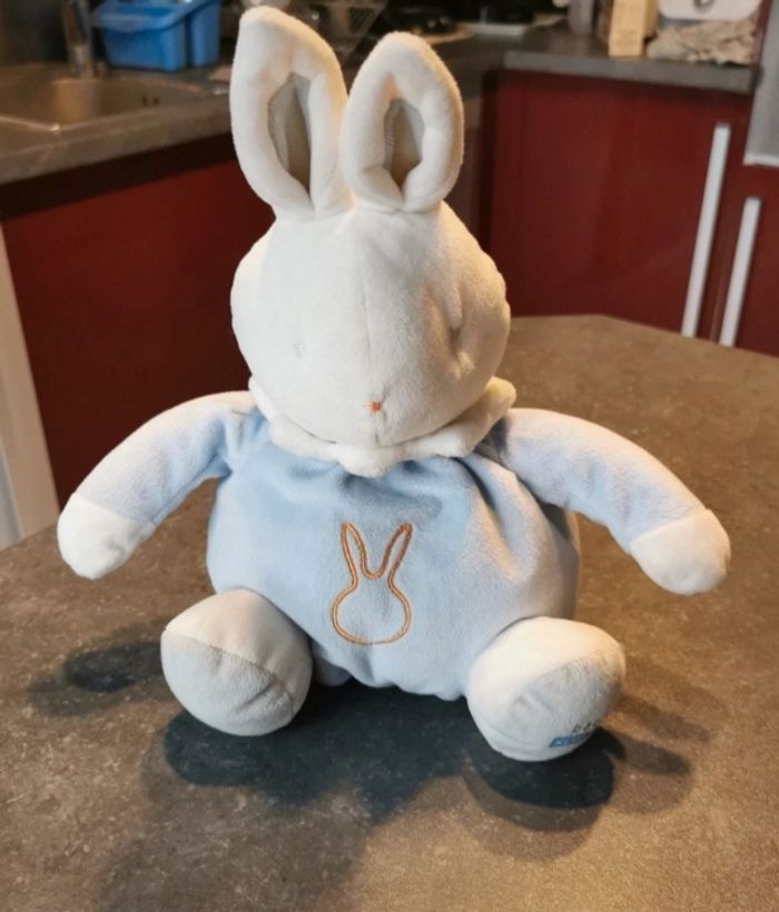 Très jolie peluche lapin
