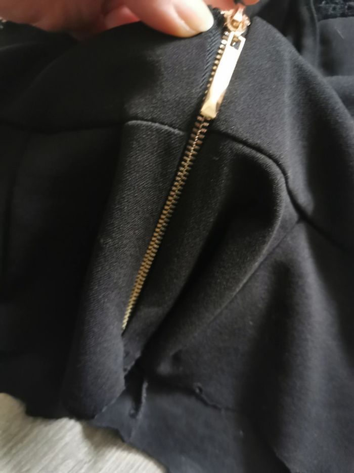 Haut dentelle noir coupé depuis la robe - photo numéro 4