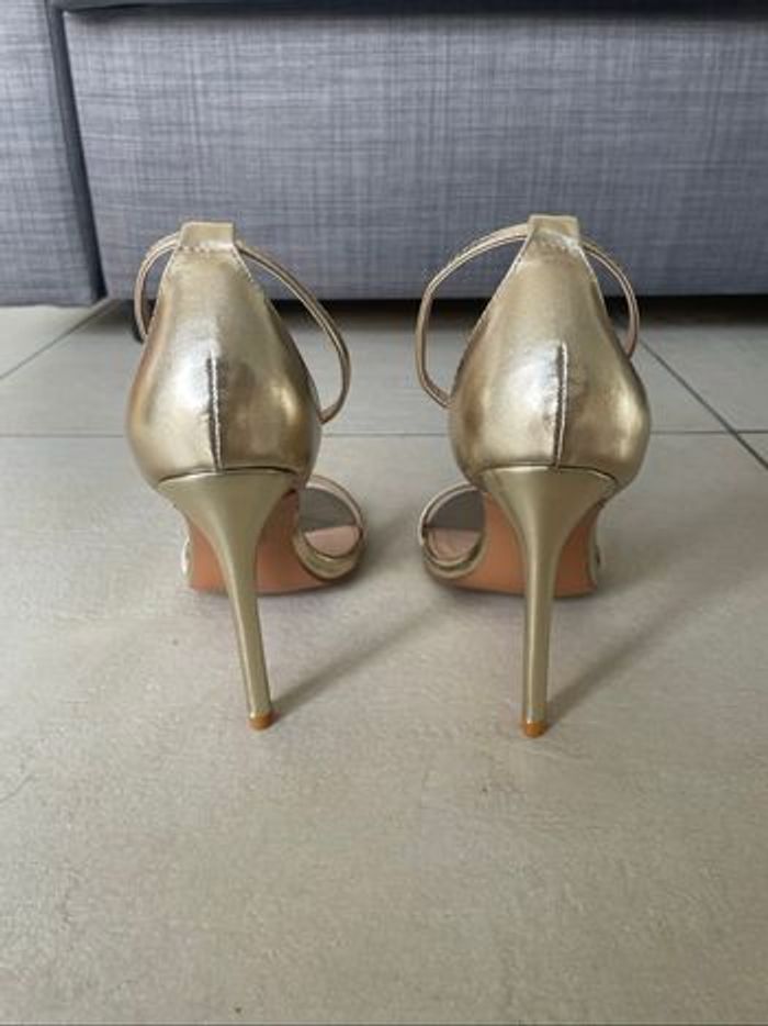 Sandales à talons dorées élégantes - photo numéro 4