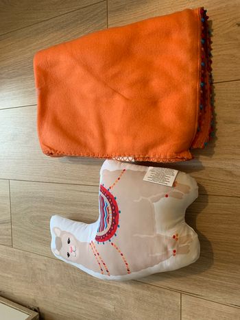 Couverture et peluche lama