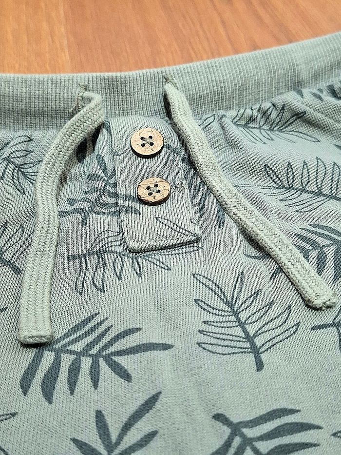 Short enfant garçon Kiabi – 24 mois / 2 ans – gris vert – motif feuilles & branches - photo numéro 6