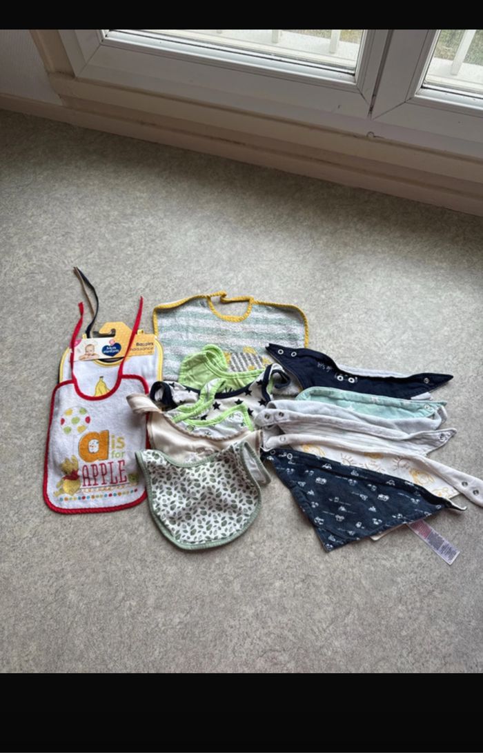 Lot de 18 bavoir enfant