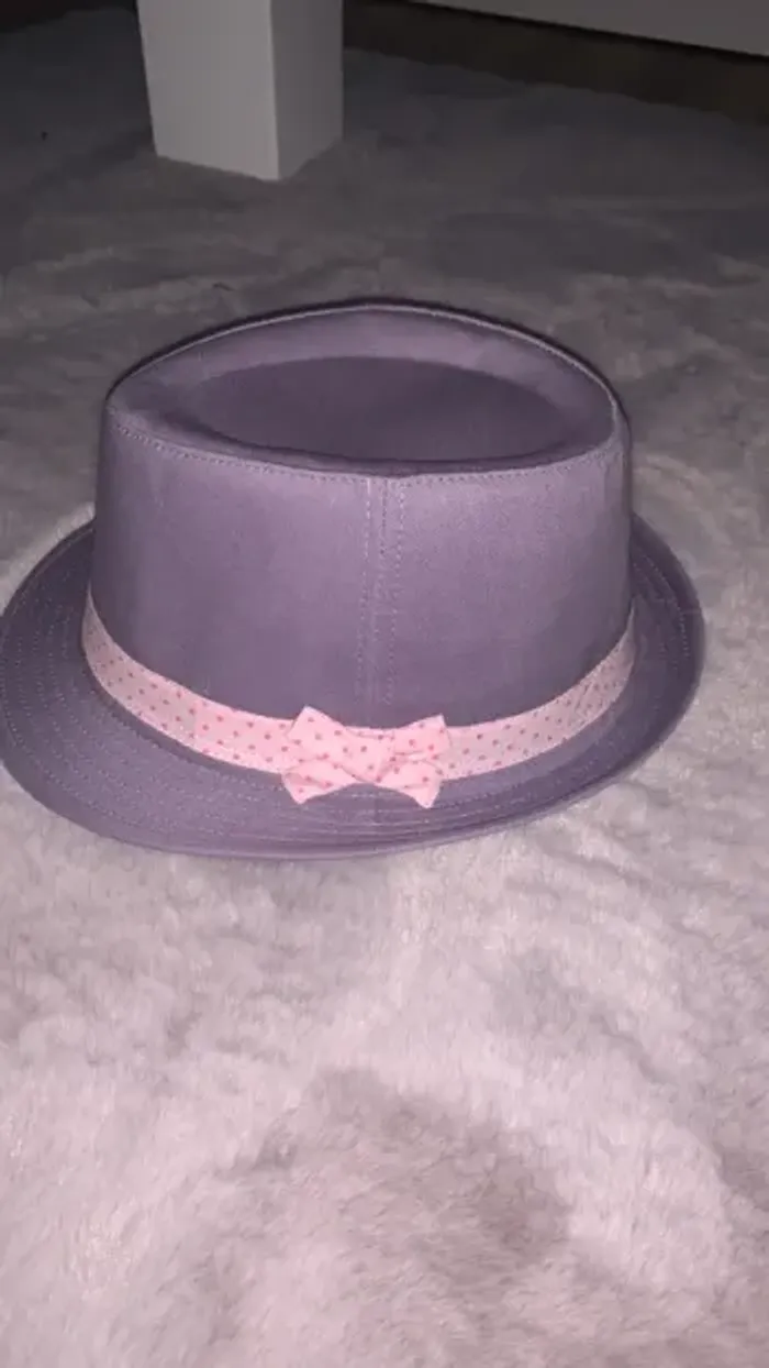 Chapeau violet neuf